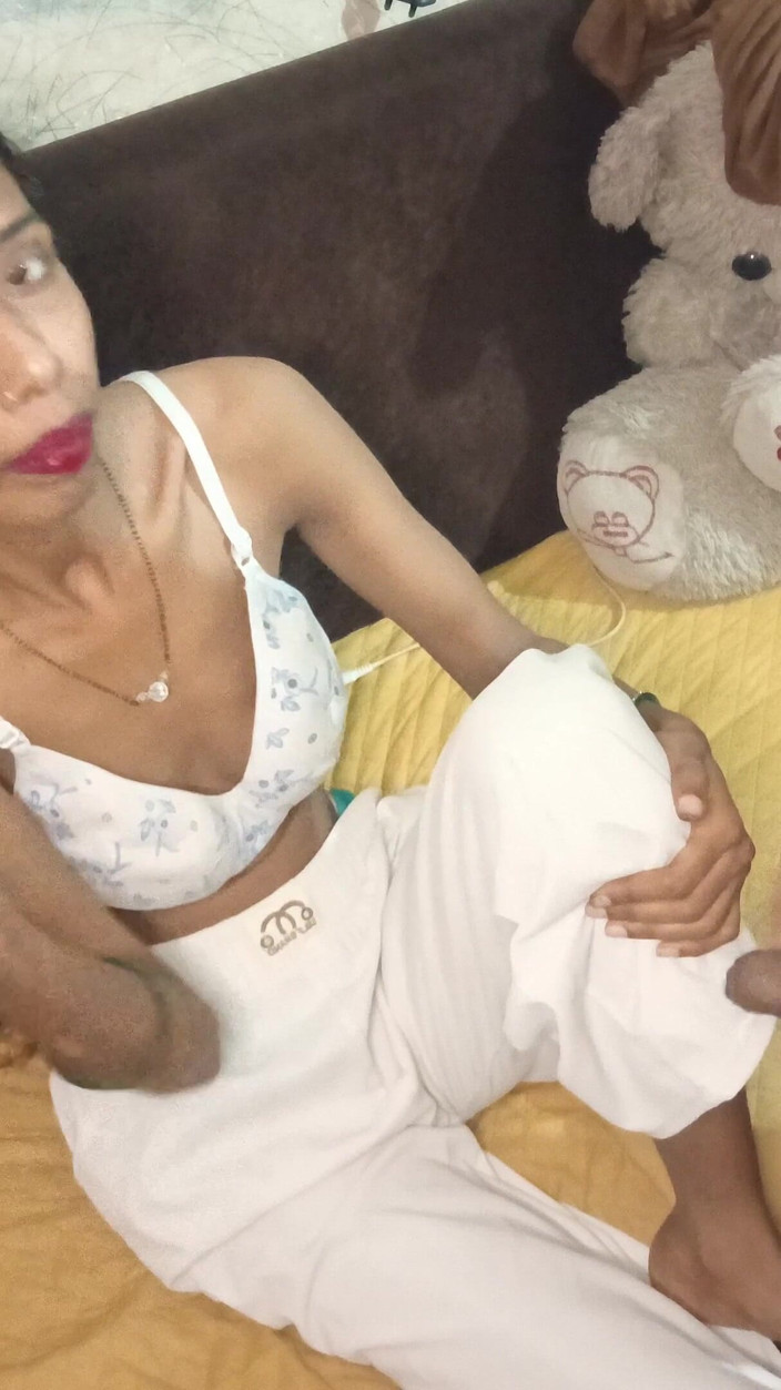 Truefuker: Desi Bhabhi zuigt aan de penis en geniet er ook...