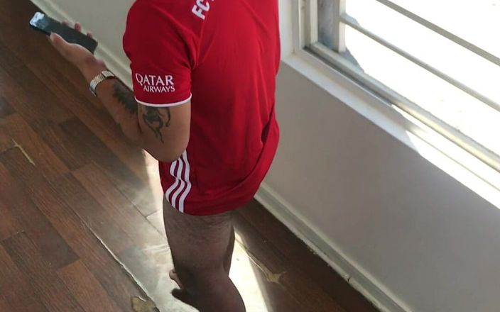Hardnoisex: Nadržená fotbalová trenérka přistižena, jak si při sledování porna honí...