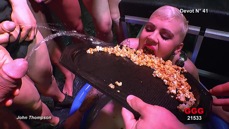 Casting GIRLS AND FIRST PORNO: Вперше красуні роблять мінет і ковтають сперму , буккаке й Джон Томпсон