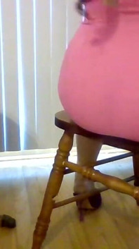 Stripper moliendo a su cliente con su culo bailando hablando sucio