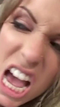 Courtney Cummz adoră când sperma care picură din curul ei după ce a luat doi tipi deodată