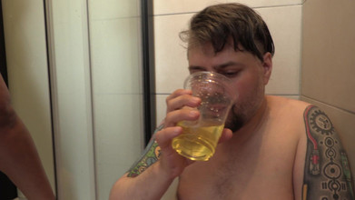 Lovekino: ぽっちゃり入れ墨赤ん坊小便カップと男はそれを持っています