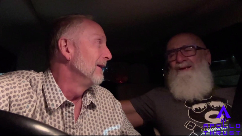 feedmedick: Mergeam pe stradă într-o noapte..