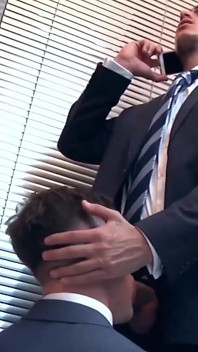 Menatplay - si tampan klein kerr lagi asik seks anal sama ken rodeo di kantor