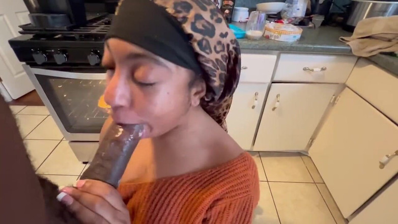 Fijii pornbox: Pipe par une grosse bite noire dans la cuisine