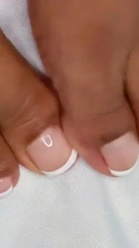 Pink foxx agita le dita dei piedi con una pedicure francese