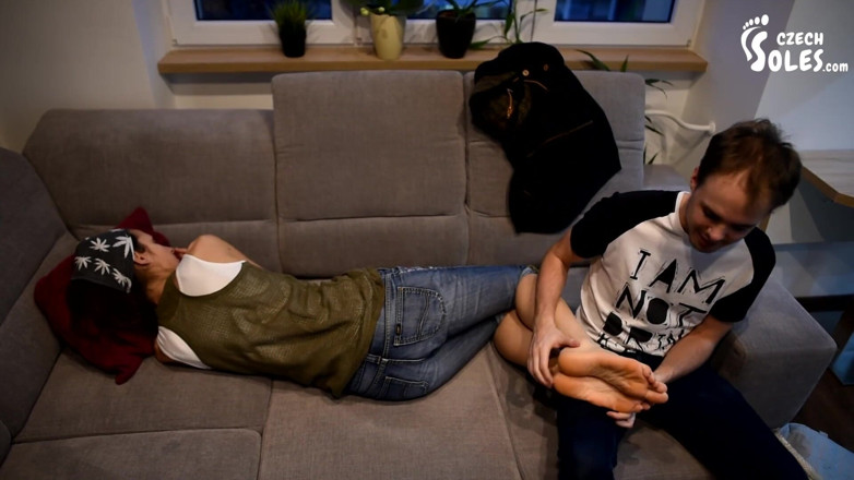 Czech Soles - foot fetish content: Curtindo os pés fedorentos da namorada