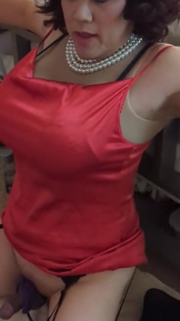 Sissy Candy încearcă să-și ascundă vibratoarele!