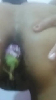Mijn vrouw neukt met de grote en lange brinjal haar poesje en kontgat