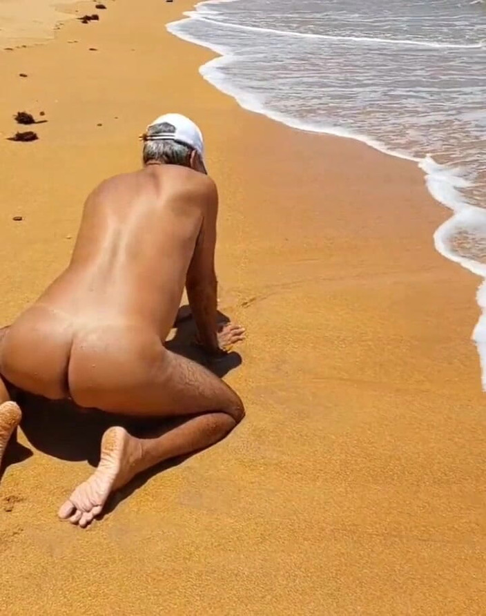 Ladysilvas: Ladysilva Femboy pekada en la playa mostrando su culo bronceado...