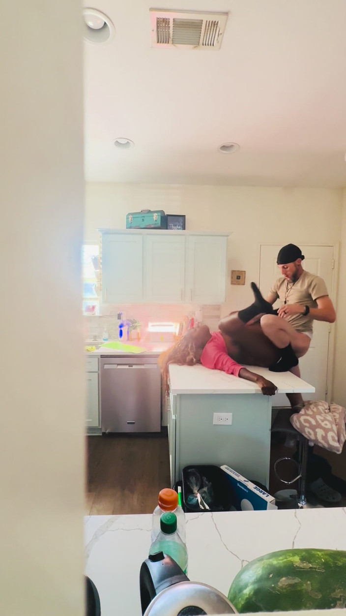 White chocolate: StepSon sorprende la sua mamma tettona ebano a scopare il...