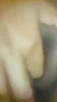 Sto stando nella luce bagnata a mezzanotte, mi sditalino nella figa e sborro un sacco