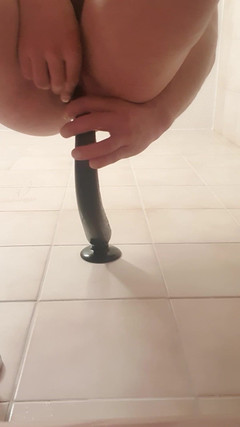 Timmyboy: Timmyboy让50厘米的假阳具在浴室里消失