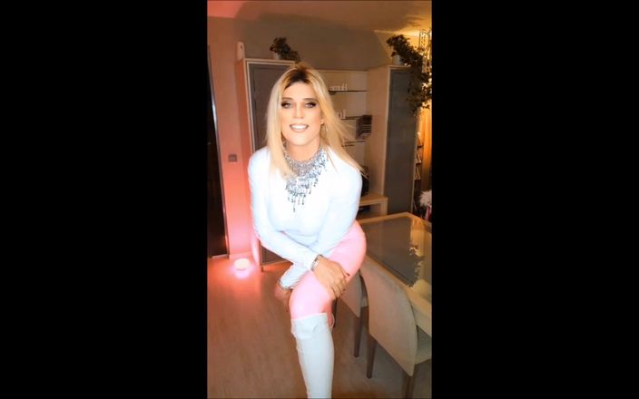 TS Melissa Glamour: 穿着粉色 pvc 紧身裤的大量射精