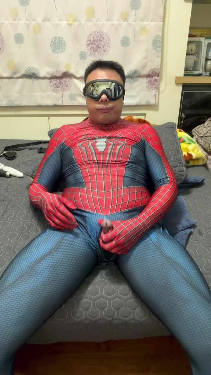 Bear Li: Fat Spider desenha desenhando no centro vermelho