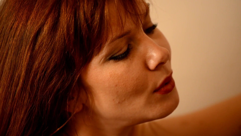 Pink Kitty: Sexy pelirroja milf Natasha fuma desnuda