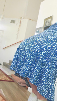 La migliore matrigna MILF scopa il cazzo duro del figliastro mentre pulisce in salotto