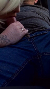 Une Femme Blonde Tatouée Se Fait Baiser Dans Une Voiture En Plein Air