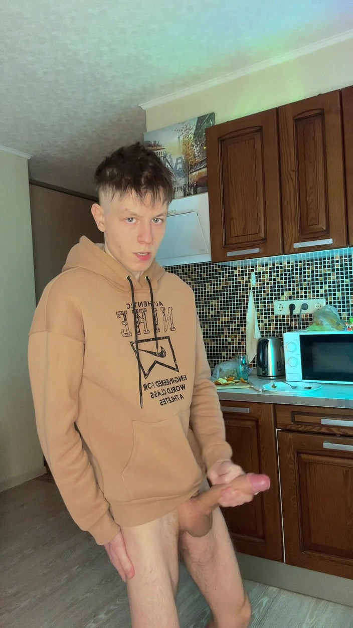 Morflot24: Non riuscivo a smettere di accarezzare il mio grosso cazzo...