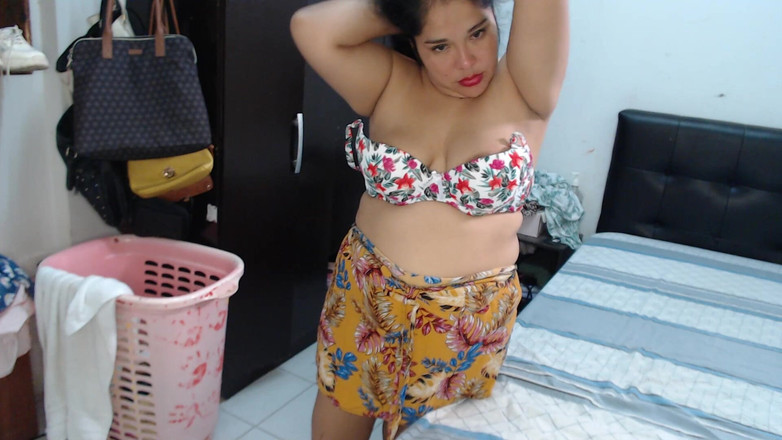 Jsexycouple17: 拉丁熟女性感的大屁股和丰满和非常热辣的她用她的振动器插入自己，直到她潮吹