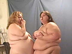 BBW nurse Vicki adventures with friends: Angie kimber和护士vicki口香糖咀嚼吹泡泡女孩脱衣诱惑
