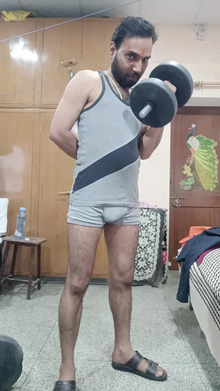 Rajasthani-old-lover: Indický muž ukazuje excercise ve spodním prádle