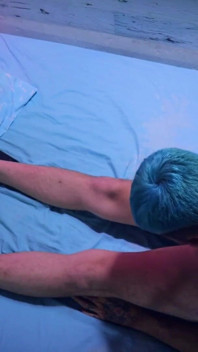Eu pego meu colega de quarto hetero quando ele fica tão excitado e acaba me fodendo em pêlo e prenhando minha bunda