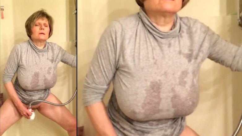 MarieRocks: Big Breasted GILF masturbuje się w szarej koszuli