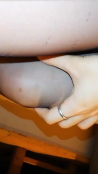 Air mata membuka stoking dan masukkan lubang kecil