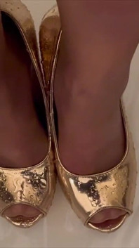 Lui fa pipì sui miei tacchi d'oro e poi io mi piscio in jeans e stivali