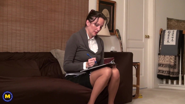 Mature Solo NL: 毛深い猫と甘い成熟したmasturbatesとともに彼女のディルド玩具