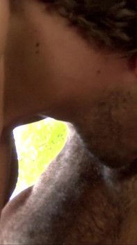 Un gay sexy se fait baiser après que ces garçons excités ont lave la voiture