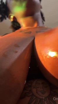 甜美的黑人与巨大的乳房戏弄