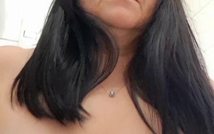 Mommy big hairy pussy: Milf follando con leche