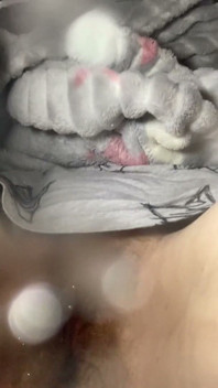 Când ghemuită peste telefonul meu până se pișă se transformă într-un orgasm cu ejaculare pe piciorul meu