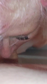 Une trans mature caresse une bite palpitante dans une baignoire pétillante