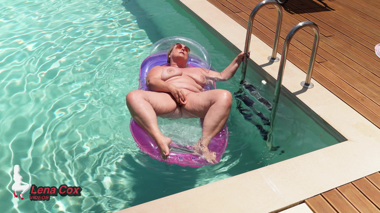 Lena Cox: Masturbazione del cazzo in piscina