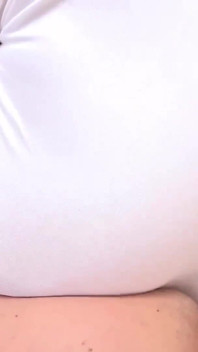 그녀는 그녀의 충분한에 그녀의 얼굴을 묻어 동안 그녀의 젖꼭지를 핥아 계속 -1