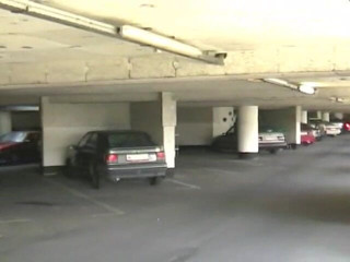 Femdom Austria: Pissing in un parcheggio