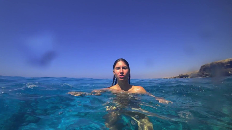GoldTeachers: Una splendida ragazza nuota nuda sulla spiaggia