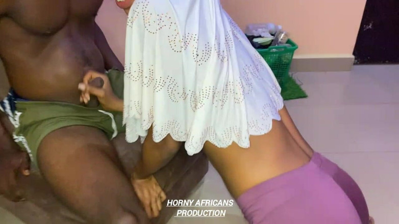 Horny Africans: Un armăsar excitat a întins o gagică slabă cu pizda strâmtă...