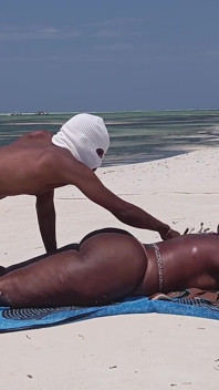 Massaggio nudo su una spiaggia