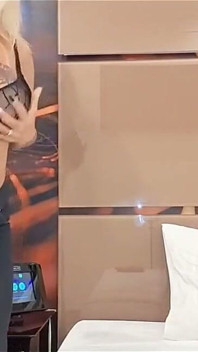 Jag gick för att träffa en fan på motellet som gillar att sperma på sitt ansikte. men han kom på mina glasögon och gick. så jag ringde ett videosamtal