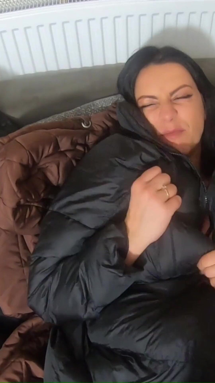 MilfyCalla: Crot di downjacket baruku