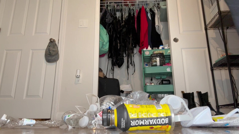 Peppermint Giantess: Waterfles verpletterend met maat 16 grote voeten