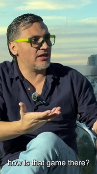 Keila Bassi come esta polla gigante entre dos panes: el chori argentino en podcast de Juan Bustos