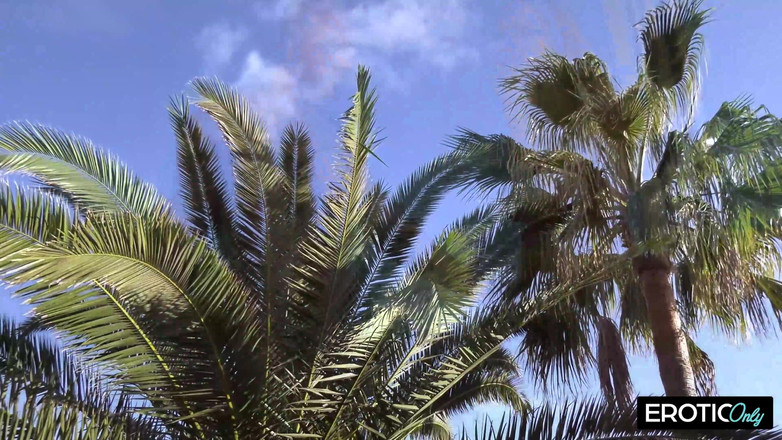 ONLYFREAKSX: Они знают друг друга 10 минут и трахаются на крыльце под солнцем Майорки