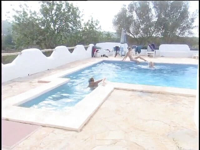Naughty Girls: Des MILF sexy dans la piscine