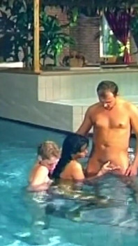 Gangbang con doccia dorata in piscina - troia matura inzuppata dappertutto