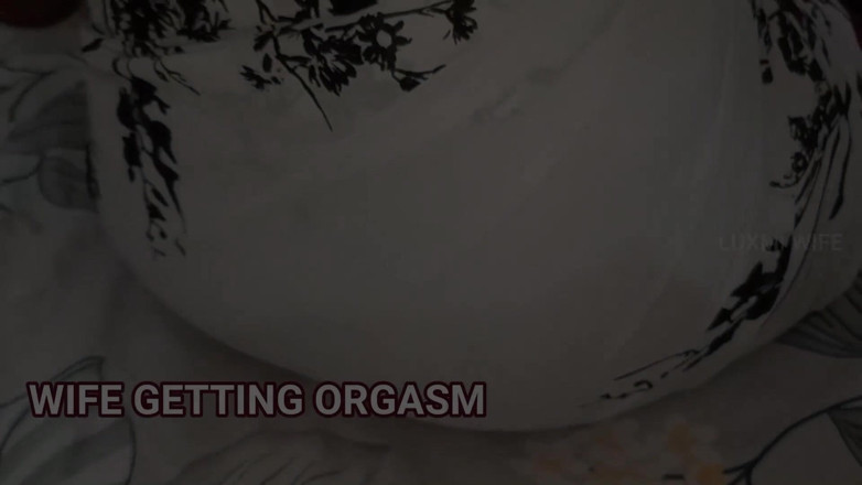 Luxmi Wife: Esposa recebe pico de orgasmo fluindo da buceta - 2